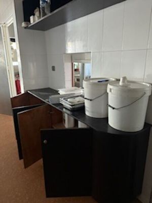1 meuble bas en stratifié bois foncé ouvrant à quatre vantau…