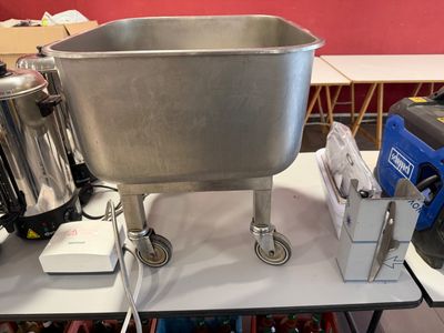 un grand saladier en métal posé sur une table