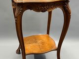 une petite table en bois surmontée d'une étagère