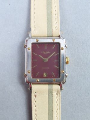 une image d'un gros plan d'une montre-bracelet sur une table