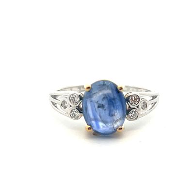 Gros plan sur une bague ornée d'une pierre bleue
