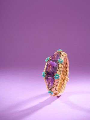 un gros plan d'une bague sertie d'améthorate et de turquoises