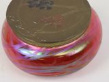 un bol en verre rouge et rose avec un couvercle doré