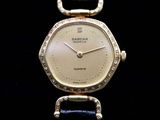 une image représentant une montre en or sertie de diamants