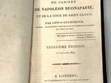 un livre ouvert sur une table, avec une étiquette attachée dessus