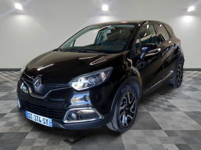 la voiture noire est garée sur un sol en damier dans le garage