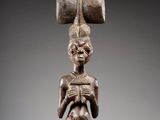 une image représentant une statue d'une femme avec un marteau sur la tête