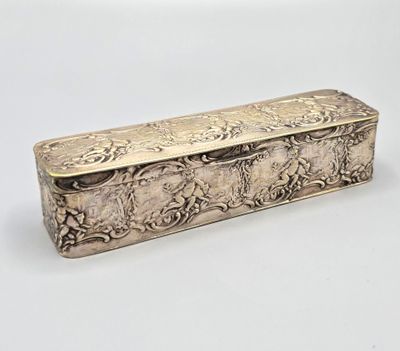une boîte ancienne en argent ornée d'un motif sur le couvercle