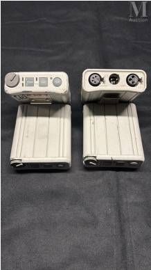 deux lecteurs MP3 posés sur une table