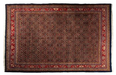 un tapis avec une bordure rouge et une bordure bleue