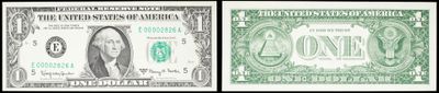 un gros plan sur deux types de monnaie différents sur fond blanc
