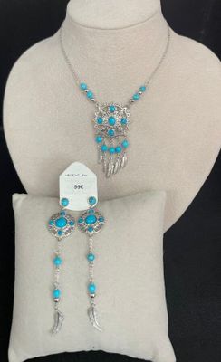 un mannequin blanc portant un collier et des boucles d'oreilles