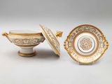 deux pièces de porcelaine ornées de motifs dorés et blancs