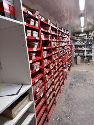 une pièce avec de nombreuses étagères et des cartons posés sur ces étagères