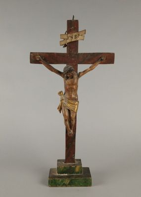 un vieux crucifix en bois sur lequel est représentée une croix