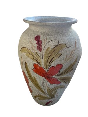 un vase blanc orné de fleurs rouges et jaunes