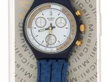 une photo d'une montre bleue exposée dans un coffret