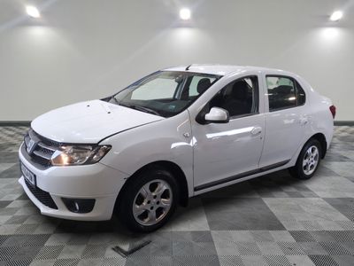 la photo d'une voiture blanche garée dans un garage
