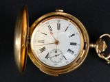 une montre de poche en or avec des chiffres romains