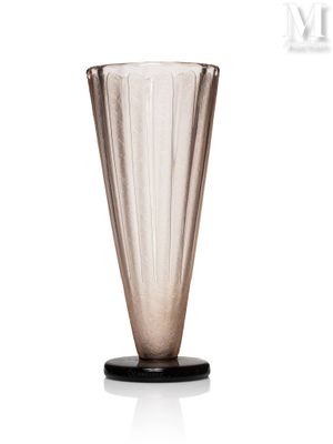 un vase en verre avec un socle noir sur fond blanc
