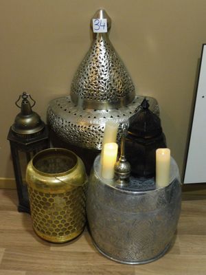 de nombreuses bougies posées sur une table