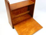 un petit bureau en bois muni d'un tiroir en dessous