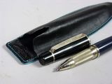 un stylo et un étui à stylos posés sur une table
