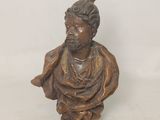 statue d'un homme barbu et coiffé d'un chapeau, sur fond blanc