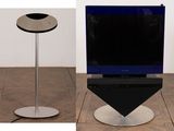 deux vues différentes d'un téléviseur posé sur un meuble