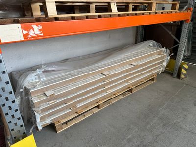 de nombreuses palettes de bois sur les rayonnages de l'entrepôt