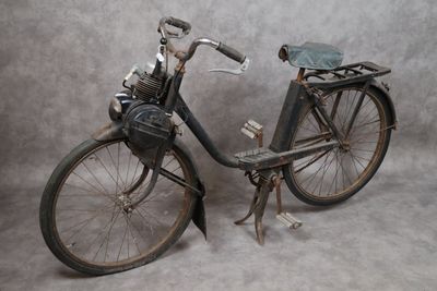 un vieux vélo avec un panier à l'arrière