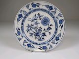 une assiette ancienne bleue et blanche ornée de fleurs et d'oiseaux