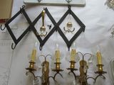 une table blanche sur laquelle sont disposées plusieurs lumières