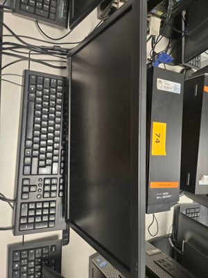 une photo d'une salle informatique avec un clavier et un écran
