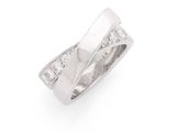 une image représentant une bague en or blanc sertie de diamants, sur fond blanc