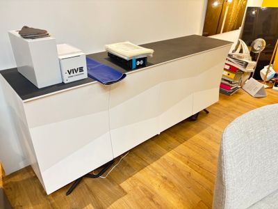 Console en mélaminé blanc quatre portes, façade géométrique,… - Photo 1