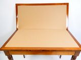 une chaise en bois dont l'assise est de couleur beige
