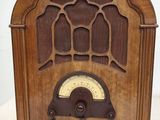 une radio à l'ancienne posée sur une table blanche
