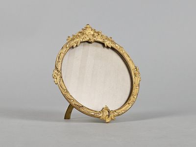an image of a gold frame with a mirror on it
