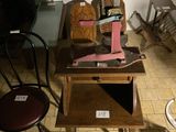 plusieurs chaises et une table dans une pièce où le sol est encombré d'objets divers