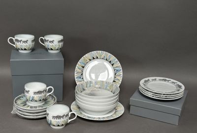 de nombreux types de plats et de tasses sur la table