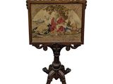 une image représentant une table en bois recouverte d'une tapisserie