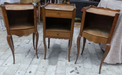 trois tables en bois avec des tiroirs de chaque côté