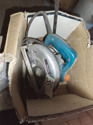 une boîte contenant une scie circulaire et une lame circulaire
