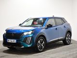 un 4x4 bleu garé dans une pièce au sol en damier