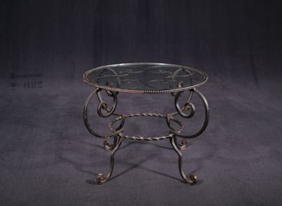 Guéridon en fer forgé laqué noir à 4 pieds en console.