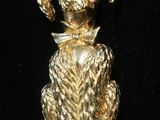 une photo d'une figurine de chien plaquée or
