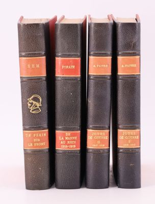 six livres sont alignés sur une surface blanche