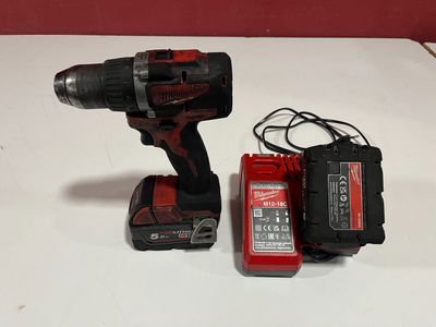 une perceuse sans fil et un chargeur posés sur une table