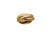 une image d'un gros plan d'une bague en or sur un fond blanc
